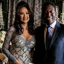 Xuxa estaba perdidamente enamorada de pelé y creía que era el hombre de su vida, pero todo el mundo miraba mal su relación, por los más de 20 años de diferencia entre ambos. Pele 75 Anos Y Tres Esposas El Grafico