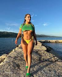 Ara Bozorgian Nude and Sexy Photo Collection - Fappenist