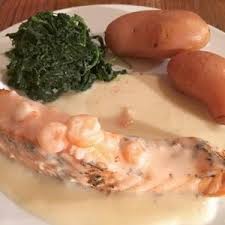Le Saumon Est Poche Au Four Au Bouillon Mais Le Principal De Cette Recette Est La Sauce Crevettes Pour Un Filet De Recettes De Cuisine Filet De Saumon Cuisine