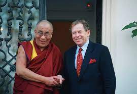 Vzápětí nabraly události nečekaně rychlý spád a václav havel už 2. His Holiness The Dalai Lama Is Given A Rousing Welcome To Prague In Hradcanske Square The Vaclav Havel Library Foundation
