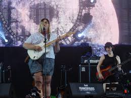 Avec ses chansons à saveur folk sombre, safia nolin a su charmer autant la critique que le public, décrochant le félix de « l'interprète féminine de l'année » au gala de l'adisq 2017, un an après avoir été sacrée « révélation de l'année » au même gala. Safia Nolin Wikipedia