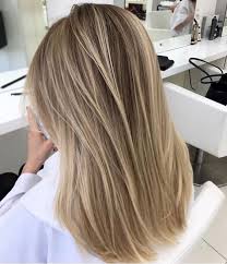 This Medium Length Haircut Has Long Layering With Choppy Textured Tips Super Flattering Beige Pelo Rubio Con Mechas Cabello Rubio Con Mechas Claritos Cabello