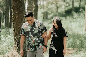 Ada yang melakukan foto prewedding indoor dengan latar café, namun ada juga yang memilih melakukan sesi foto prewedding outdoor dengan latar alam bebas. 10 Tempat Prewedding Paling Cantik Di Sentul Bogor