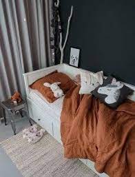 een elektrisch rolgordijn in de kinderkamers kinderkamer bruin dekbed de kinderkamer