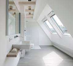 Aménager une salle de bain sous les combles d'une maison ou d'un appartement peut s'avérer complexe. Salle De Bain Sous Pente Idees Et Conseils D Amenagement Reve De Combles