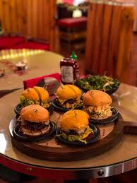 البلوقر كنده Pa Twitter مطعم اندر قراوند النخيل مول بوابه 3 متخصص بالبرجر طلبت كلاسيك برجر 29 ريال وفرايز اندر قراوند 25 ريال المكان جميل جدا افراد عوائل