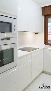 Si quieres dalre un nuevo estilo a tu cocina, puedes apostar por unos muebles con acabado tradicional para tu menaje del hogar , con disposiciones más modernas. Cocina Blanca En Forma De U Cocinas Suarco Fabrica Y Diseno De Cocinas