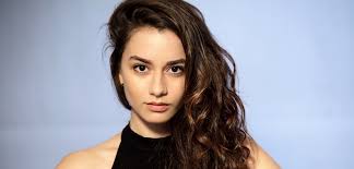 Show tv ekranlarının en sevilen dizilerinde biri olan çukur dizisinde karaca, selim ve ayşe'nin kızıdır. Cukur Karaca Kimdir Ece Yasar Kimdir Nereli Yasi Ve Boyu Kilo Kac Oynadigi Diziler