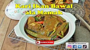 Indonesian curry with fish (kari ikan) with creamy coconut, tangy lemongrass and tender white fish. Kari Ikan Bawal Ala Mamak Yang Sedap Qasey Honey