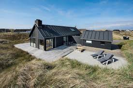Dieses Ferienhaus Wurde Von Einem Architekten Entworfen Hat Hohe Decken Und Grosse Fenster Die Fur Viel Licht Und Eine S Ferienhaus Ferienhaus Danemark Ferien