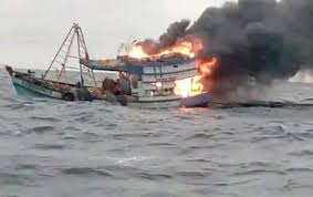 Kapal kontainer berbendera singapura yang membawa 25 awak kapal terbakar. Kapal Rp 5 Miliar Terbakar Di Perairan Selat Makassar 36 Abk Selamat Fajar