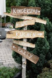 Hochzeit Mit Rustikalem Wegweiser Aus Birkenholz In 2020 Diy Boho Decor Backyard Decor Diy Projects For Beginners