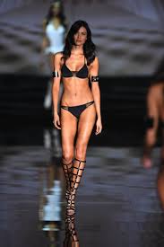 Costumi da bagno blu, più di dieci modelli insieme a caftani e parei da comprare ora e indossare al mare durante l'estate 2021 Calzedonia Costumi Da Bagno Mare Per L Estate 2016