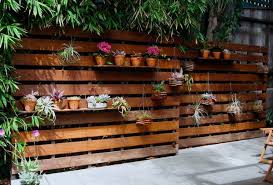 Además de sofás puedes construir con palets de madera mesas, tumbonas y cualquier otra pieza de mobiliario para decorar el jardín o la terraza. Vallas De Palet Para Cerrar O Separar Espacios I Love Palets