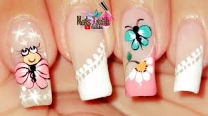 Los decorados para uñas es algo muy delicado pero a su vez algo que requiere mucha paciencia, tener buen gusto para combinar los colores y dedicación. Modelo De Unas Decoradas Bonitas Con Flor Blanca Y Mariposas Decora Tus Unas Con Este Lindo Diseno Youtube