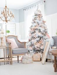 Ambiance Shabby Chic Pour Le Salon Avec Ce Sapin De Noel Blanc Sapin De Noel Blanc Decoration Noel Idee Deco Noel