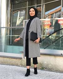 L Image Contient Peut Etre Une Personne Ou Plus Personnes Debout Et Chaussures Fashion Fashion Outfits Hijab Fashion