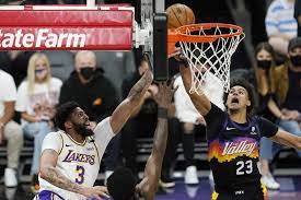 Lebron goes down hard, dramatic scrum breaks out between lakers and suns. Wrixwitkwhif2m