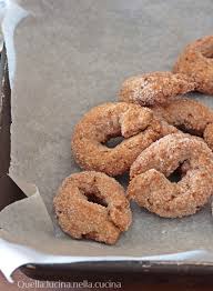 Si tratta di biscotti che taluni chiamano anche zuccherini perchè sono completamente rivestiti di zucchero che dopo la cottura costituiscono una crosticina croccante tanto goduriosa! Ciambelline Al Vino Rosso Con Farina Di Farro Quella Lucina Nella Cucina