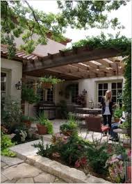 That 39 S Nice With The Wine Growing Courtyard Pergola Courtyard Growing Pergola Garten Gartengestaltung Landschaftsbau