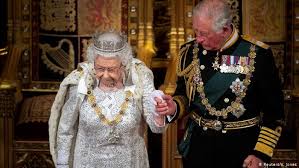 Queen elizabeth ii speaks two languages fluently, english and french. Queen Elizabeth Ii Goes Fur Free News Dw 06 11 2019