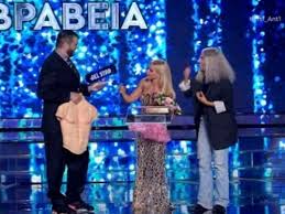 Σε kylie minogue «μεταμορφώθηκε» το βράδυ της κυριακής η κατερίνα στικούδη για τις ανάγκες του yfsf. Yfsf O Syzygos Ths Katerinas Stikoydh Anebhke Sth Skhnh Gia Na Ths Paradwsei To Brabeio Ths