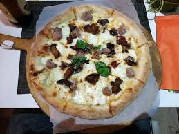 Melanzane a funghetto in bianco, contorno o antipasto che si può servire sia tiepido che freddo per accompagnare piatti di carni bianche oppure pesce. Pizza Gaetanina Con Melanzane A Funghetto E Salsiccia Picture Of La Pizza Di Delia Modena Tripadvisor