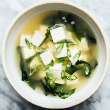 Il miso di riso è chiamato da tradizione kome miso ed ha il sapore più delicato. Zuppa Di Miso Giapponese Come Si Prepara Sushiacasa It