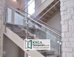 Desain railing tangga stainless steel ternyata sangat cocok jika dipadukan dengan material kaca. Railing Kaca Tempered 1 Malang Tangga Balkon Kacatempered Co Id Kacatempered Co Id