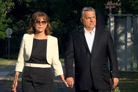 Merkely béla megmutatta till atila műsorvezetőnek, hogy pontosan hogyan is néz ki egy covid osztály. Orban Viktor Es Felesege Viraggal Es Halk Imaval Erkezett Nagy Imre Sirjahoz Ugytudjuk Hu