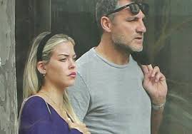 Costanza caracciolo cools off in the ocean during her miami getaway with christian viericredit: Bobo Vieri E Costanza Caracciolo Incinta Musi Lunghi Durante La Vacanza A Parigi