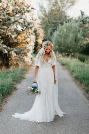 Robe De Mariee En Dentelle Robe De Mariee Boheme Couronne De Fleurs Mariee Voile Voiles De Mariee En Dentelle Photographe Mariage Robe De Mariee Dentelle