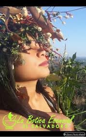 Ixchel, diosa Maya de la medicina Modelo: Cesia Archila Locación: San Juan  Talpa, El Salvador 26 enero de 2019 En el nacimiento de la Destilería de  aceites esenciales autóctonos è hidrolatos TUTÉCU