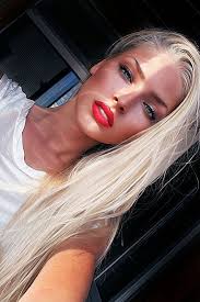she looks like a blonde version of megan fox hair frisuren blonde haare rote lippen