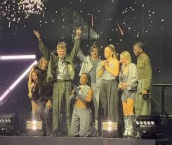 La haine n'a pas sa place dans cette salle" : en plein concert de la Star  Academy, Ebony répond à un "geste raciste" - La Montagne