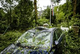 De plaatsen leersum (utrecht) en tiel (gelderland) zijn vrijdag getroffen door noodweer. Lr Ckrpnins3um