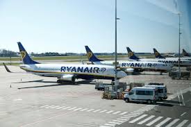 The airlines say they need to protect their status as video caption: Nach Mallorca Fliegende Airline Ryanair Verbreitet Mit Jet Grossauftrag Optimismus