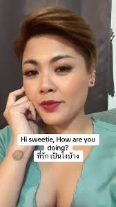 เชื่อว่าหลายคนเคยได้ยินคำนี้ และเชื่อว่าบางคนยังไม่รู้ คำว่า "kinda"  ไคนด์ดา เป็นคำสแลง มาจากคำว่า "kind of" ไคนด์ ออฟ ที่แปลว่า ค่อนข้างจะ เช่น  He's kinda weird. เขาค่อนข้างจะแปลกนะ What kind of movie do you like?  คุณชอบดูหนังประเภทอะไร ตอบ I like ...