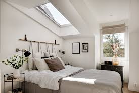 Les Fenetres De Toit De Ce 2 Pieces Mansarde De 35m2 Font Entrer Le Ciel Planete Deco A Homes World Home Decor Simple Decor House Interior