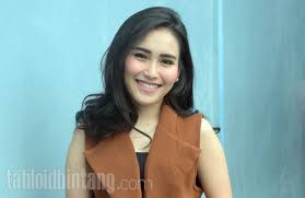 Ayu mengaku dirinya sejauh ini tidak pernah mengajari sang anak bernyanyi. Bawakan Single Terbaru Ayu Ting Ting Menjadi Sorotan Tabloidbintang Com