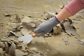 Bevor der neue teppich verlegt werden kann, muss der darunterliegende boden von allen kleberesten befreit werden. Teppichkleber Von Pvc Boden Entfernen So Geht S