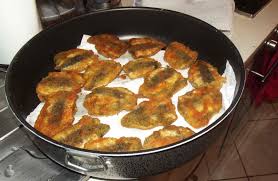 Una ricetta tipica della gastronomia italiana, arricchita da acciughe e capperi che le conferiscono tutto il sapore della unite al pane anche il caciocavallo grattugiato, i capperi, i pomodori e le acciughe a pezzetti. Acciughe Ripiene Wikipedia