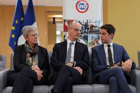 Mais pas moins assuré : Jean Michel Blanquer A Polytechnique De Palaiseau Essonne Pour Le Lancement De La Campagne De Recrutement Des 30 000 Jeunes Volontaires Du Snu Le Pandore Et La Gendarmerie