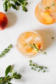 This Fresh Peach Cocktail Lightly Flavored With Thyme And Honey Is The Perfect Summer Drink Made With Vodka This Alimentation Cocktail Aperitif Pina Colada