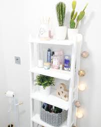 Estanteria Vilto De Ikea Pintada En Blanco Reinventa Tu Bano Bano Ikea Estanteria Ikea Ikea