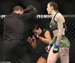Cat zingano lost her ufc fight against megan anderson last night in the strangest of circumstances, after she was forced to retire due to getting hit in the eye by anderson's toe. Megan Anderson Beats Cat Zingano After Big Toe Penetrates Eye Socket Daily Mail Online