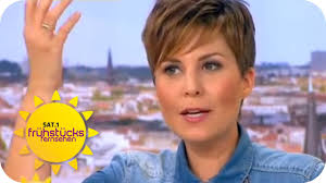 Im anschluss absolviert sie ein volontariat bei der. Vip Bootsfahrt Mit Der Queen Sat 1 Fruhstucksfernsehen Youtube