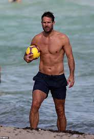It was revealed on sunday that jamie redknapp is expecting a baby with girlfriend frida andersson. Jamie Redknapp 45 Displays His Gym Honed Physique On Miami Beach Daily Mail Online