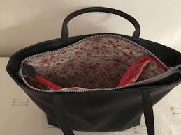 La Petite Maison De Sylvie Un Sac A Main En Simili Cuir En 2020 Simili Cuir Sac Sac A Main