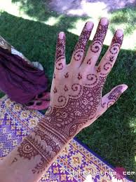 Beautiful Mehndi I Like The Triangles Making The Jagged Edge Lines Of The Bracelet Desain Henna Mehndi Designs Mehndi